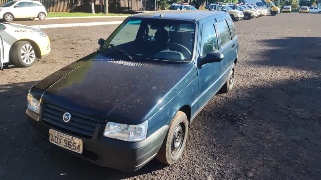 Condutor abandona carro ao ver aproximação da PM no bairro Santa Cruz; Fiat Uno foi recolhido por infração