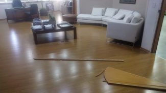 Procurando pelo prefeito, homem arromba porta do gabinete