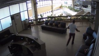 Câmera flagra movimentação de homem que arrombou a porta do gabinete do prefeito