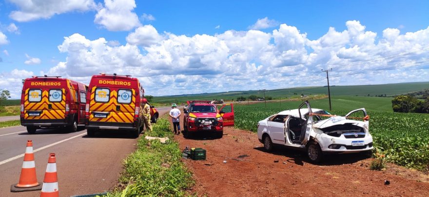 Carro fica destruído após capotar na rodovia BR-467, em Cascavel