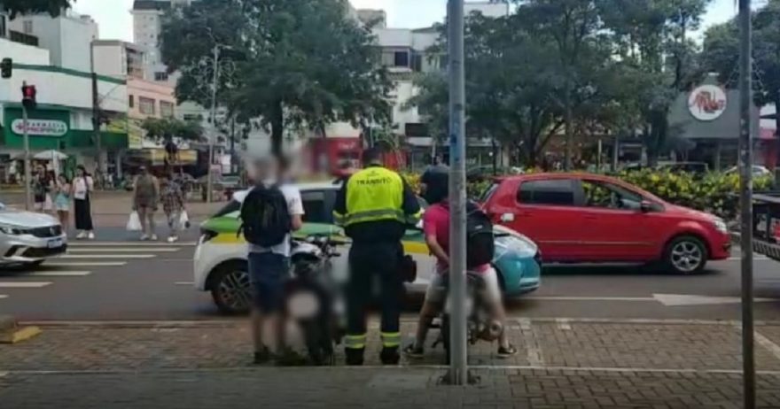 Motos estacionadas em vaga para cadeirantes são guinchadas, porém donos pagam multa à vista