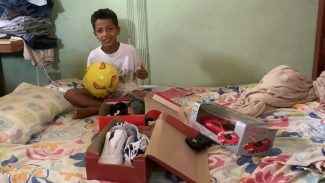 Criança que recebeu chuteira destruída ganha vários presentes após comoção