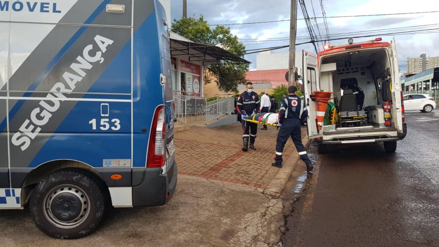 Homem em surto tenta invadir pizzaria em Cascavel