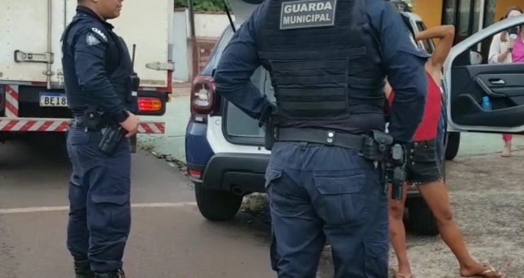 Casal pede celular emprestado de loja para ver a hora e homem foge com o aparelho