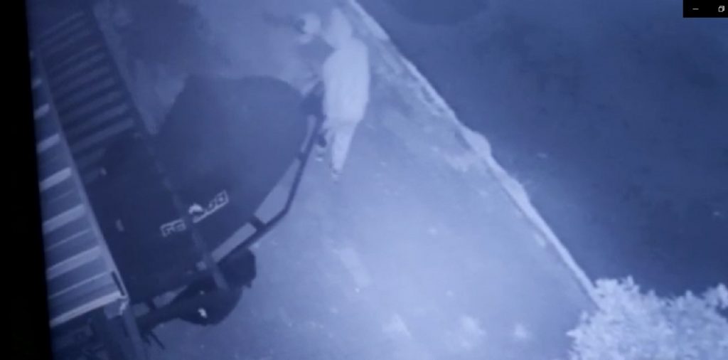 Imagens mostram momento em que ladrões invadem residência e furtam jetski, no bairro Alto Alegre