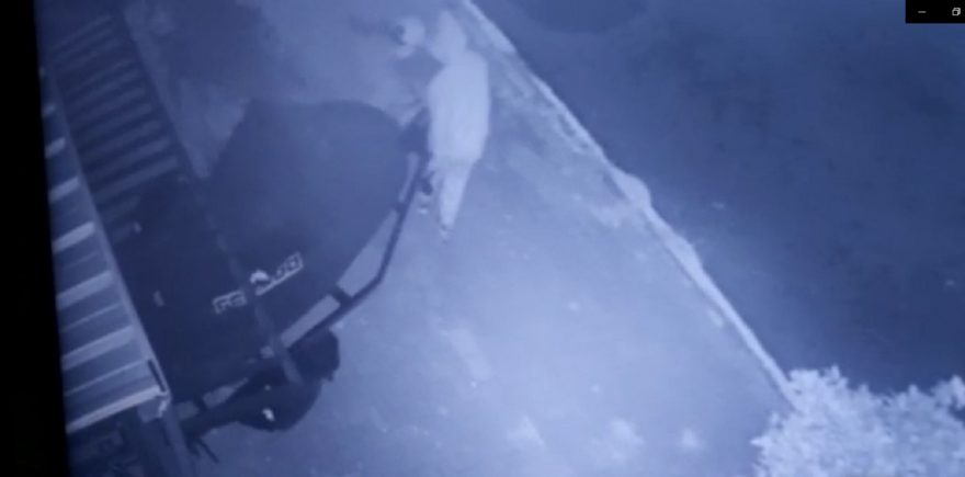 Imagens mostram momento em que ladrões invadem residência e furtam jetski, no bairro Alto Alegre