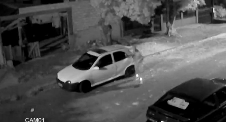 Câmera flagra ladrões furtando Corsa no Guarujá
