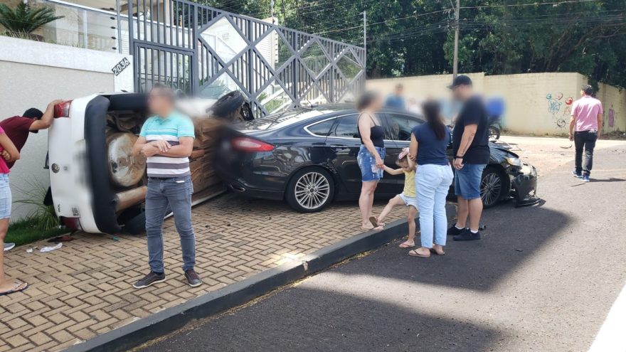 Após forte colisão com Fusion, Gol tomba na Rua Manoel Ribas