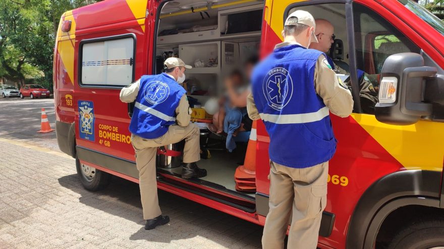 Menino de um ano e nove meses prende o dedo em cilindro