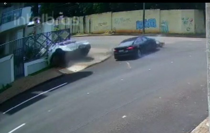 Vídeo mostra Gol tombando após ser atingido por Fusion na Rua Manoel Ribas