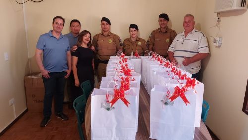 Projeto Vizinho Solidário presenteia PM em agradecimento aos serviços prestados