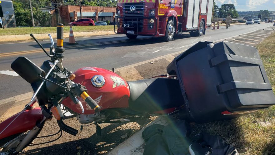Motociclista fica ferida após colisão na BR-277