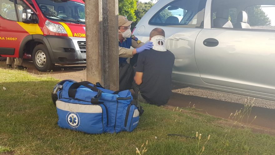 Motociclista fica ferido em acidente e morador pede providências