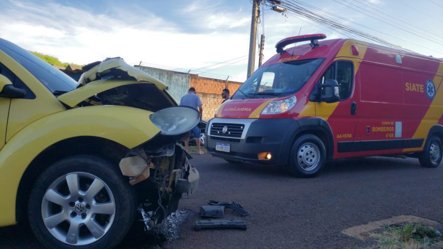 Forte colisão deixa homem ferido e veículos bastante danificados