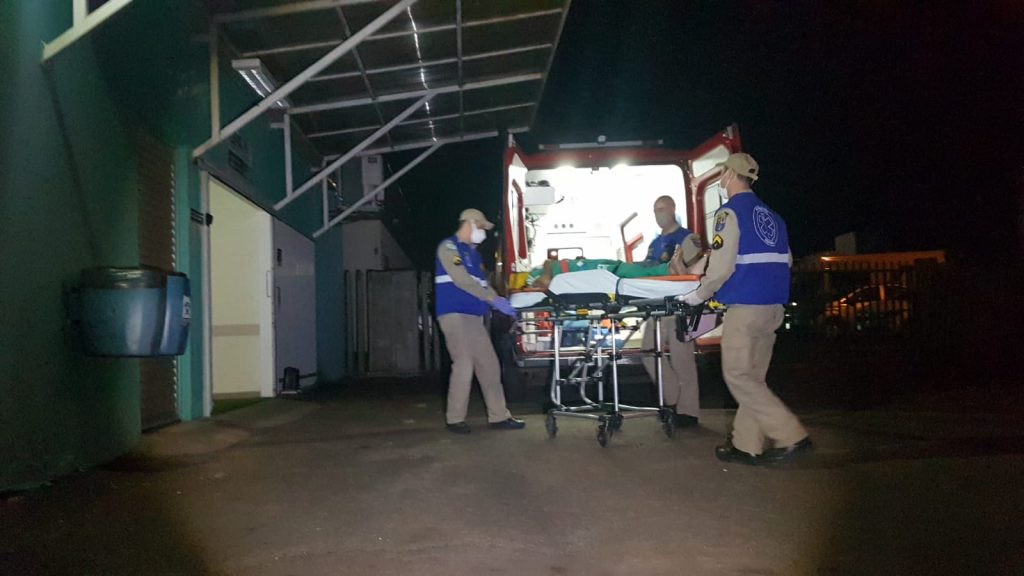 Idoso cai e sofre corte na cabeça