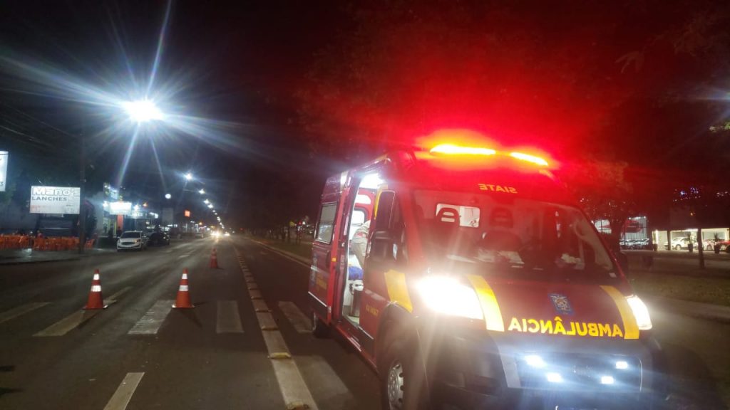Homem cai de moto após cachorro atravessar repentinamente a Avenida Brasil