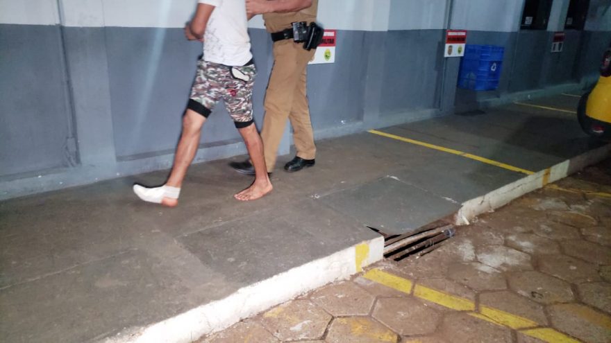Homem é preso após tentar esfaquear o irmão e entrar em luta corporal com policiais