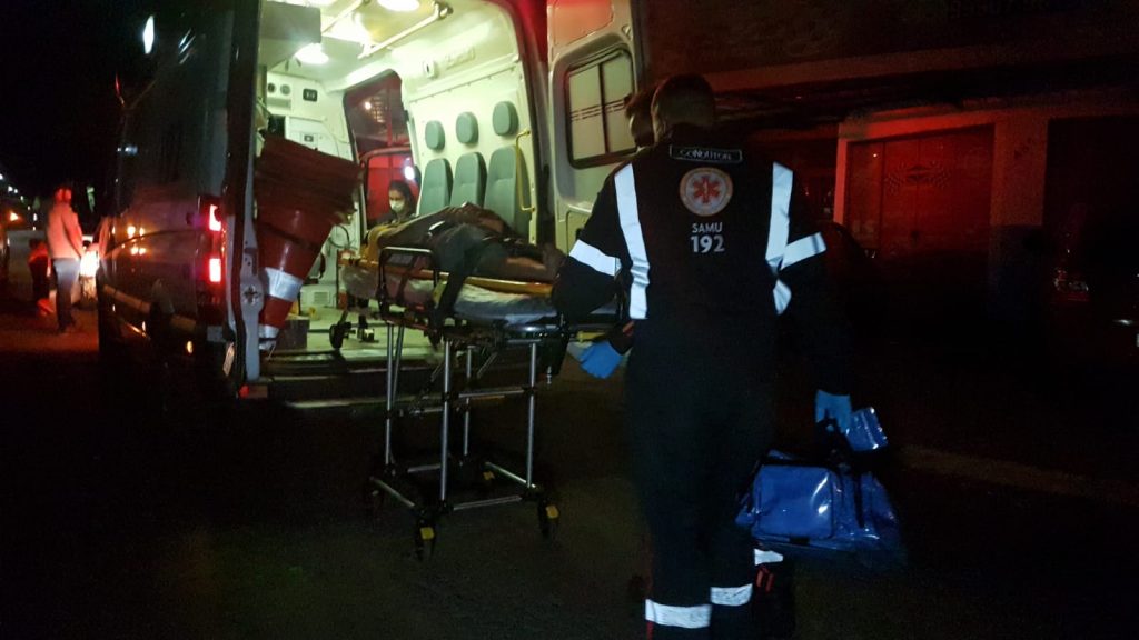 Motociclista fica ferido ao atingir traseira de Saveiro e cair dentro da carroceria, no Pioneiros Catarinenses