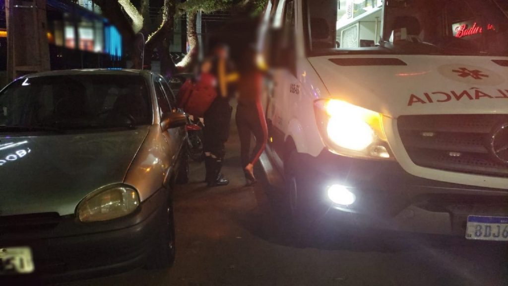 Mulher desmaia em casa noturna no centro e é socorrida pelo Samu