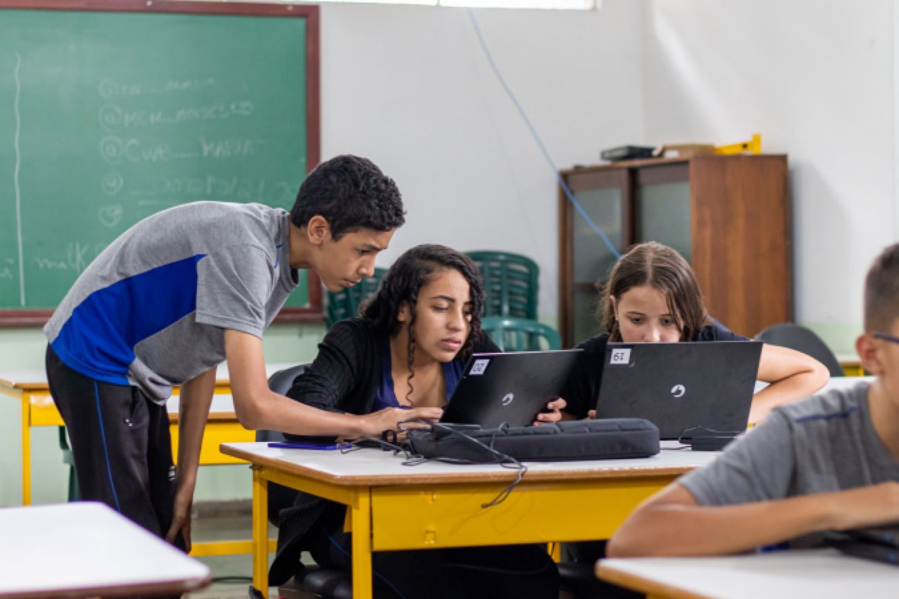 Educação pública chegou ao topo em 2022 e cortou distância para escolas ...