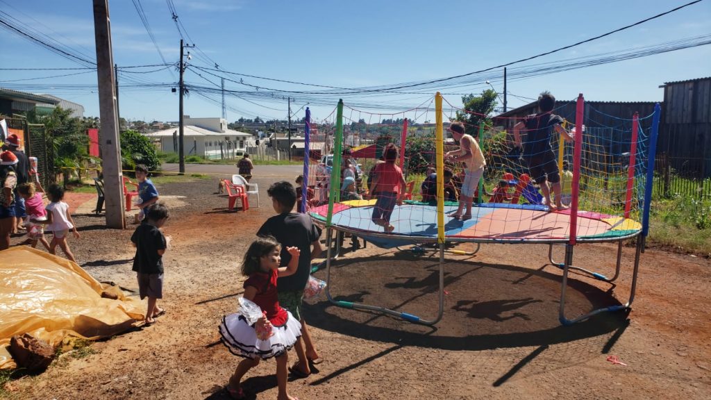 Evento de Natal leva alegria para as crianças do Bairro Veneza em Cascavel