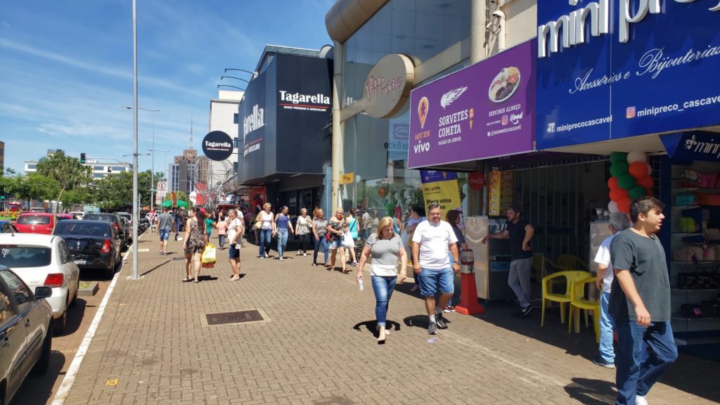 Na véspera de Natal comércio de Cascavel segue movimentado