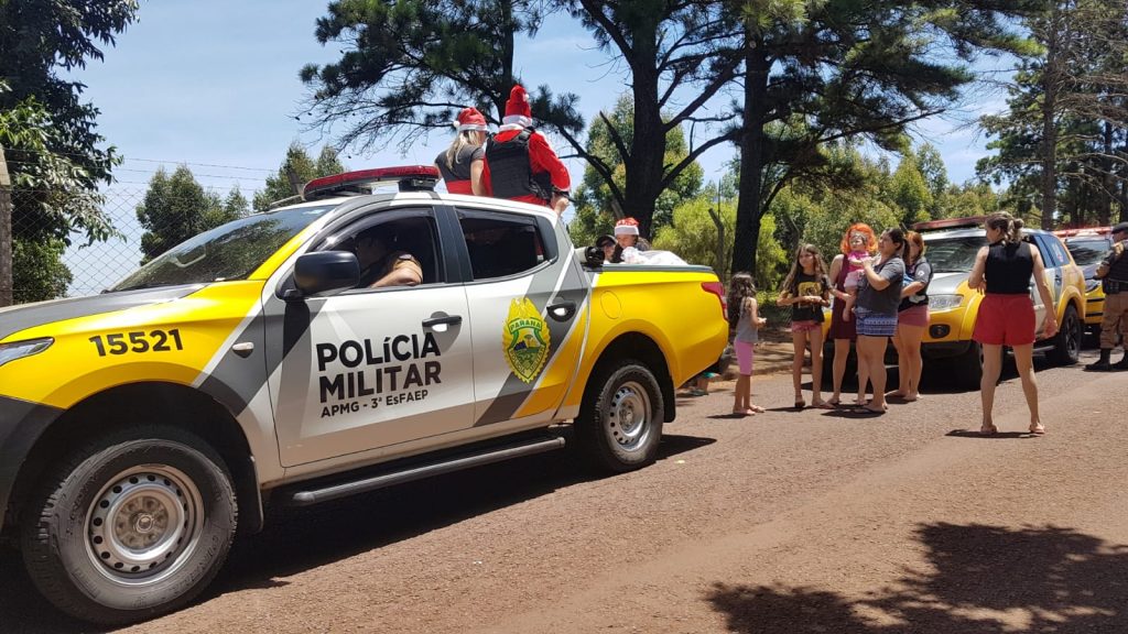 Equipe da Cavalaria do 6º BPM distribui cestas de Natal em Cascavel