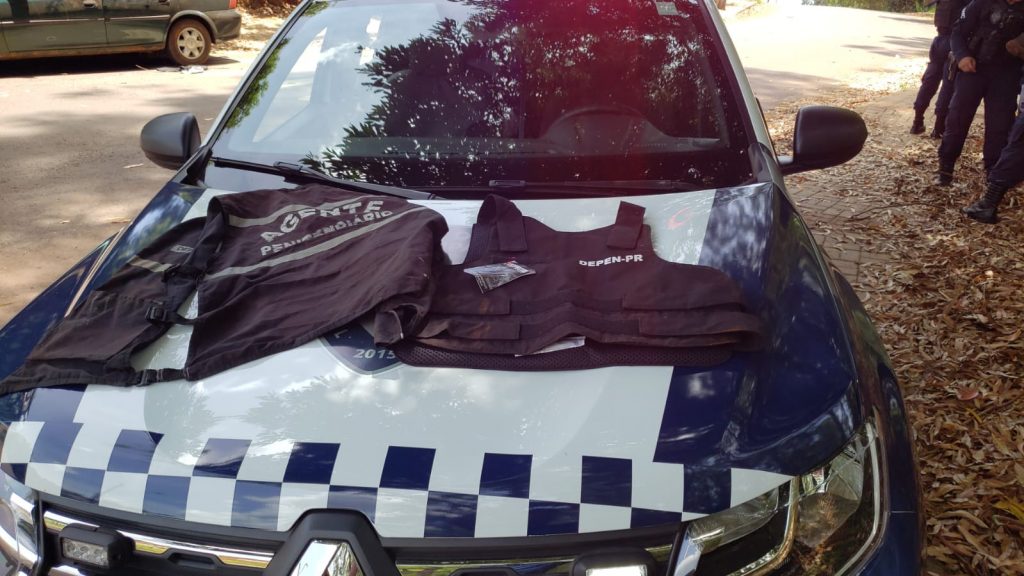 Dois são detidos com capa de colete e roupa do Depen e carro furtado, em Cascavel