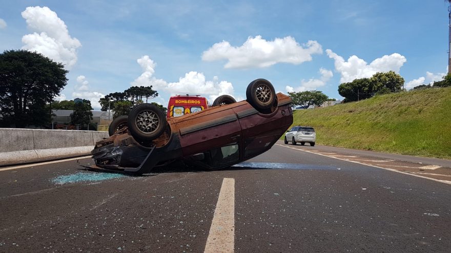 Capotamento é registrado no perímetro urbano da BR-467 em Cascavel
