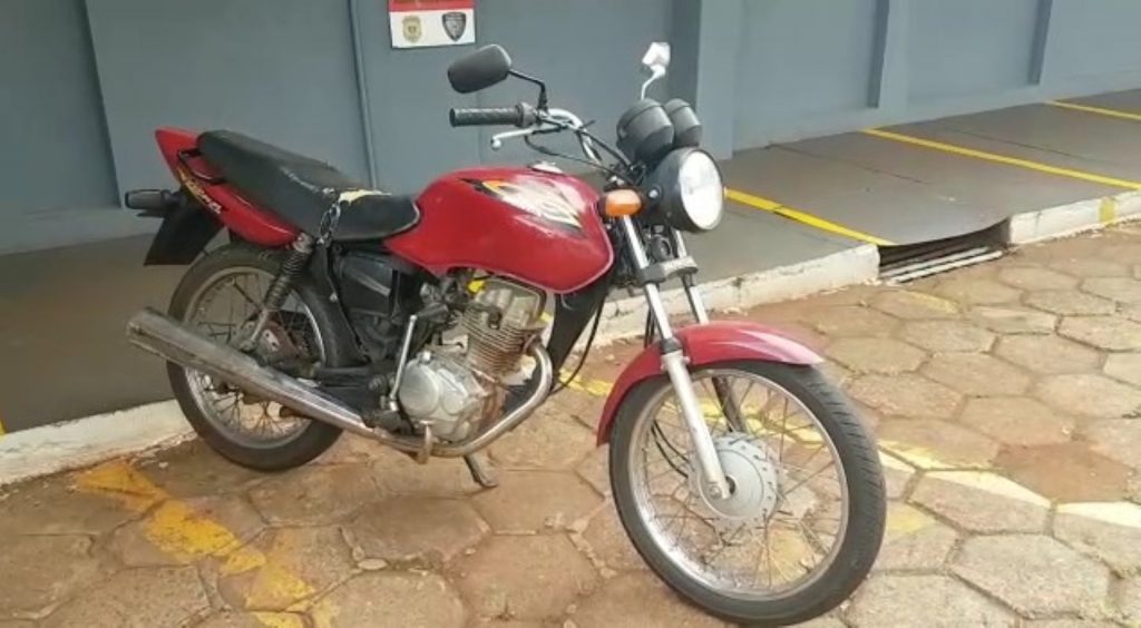 Choque recupera motocicleta com registro de furto; homem diz ter pago R$ 1 mil no veículo