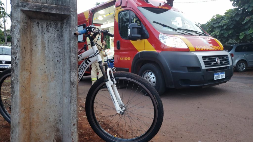 Ciclista colide contra poste no Bairro Brasília
