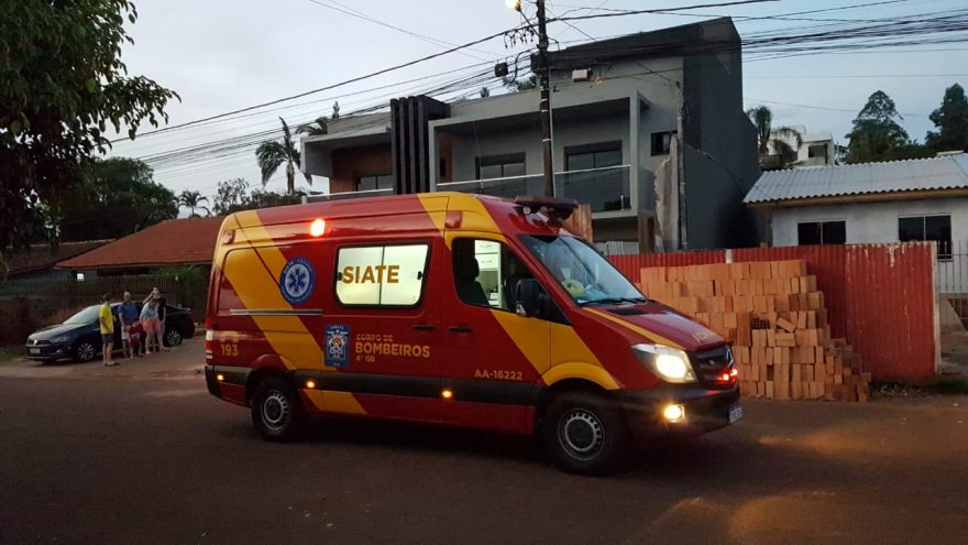 Motociclista colide contra caçamba de lixo