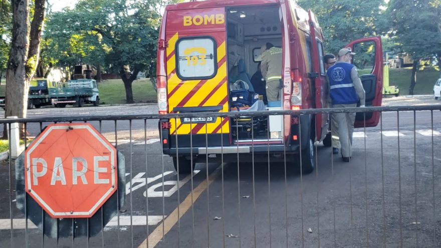 Bombeiros atendem pessoa ferida no pátio do DER na PR-486