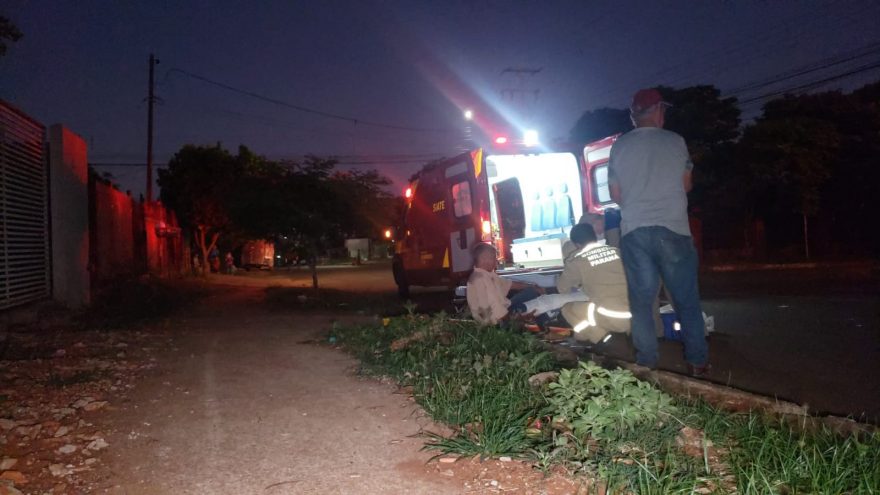 Motociclista atropela cachorro, sofre queda e tem grave lesão na perna