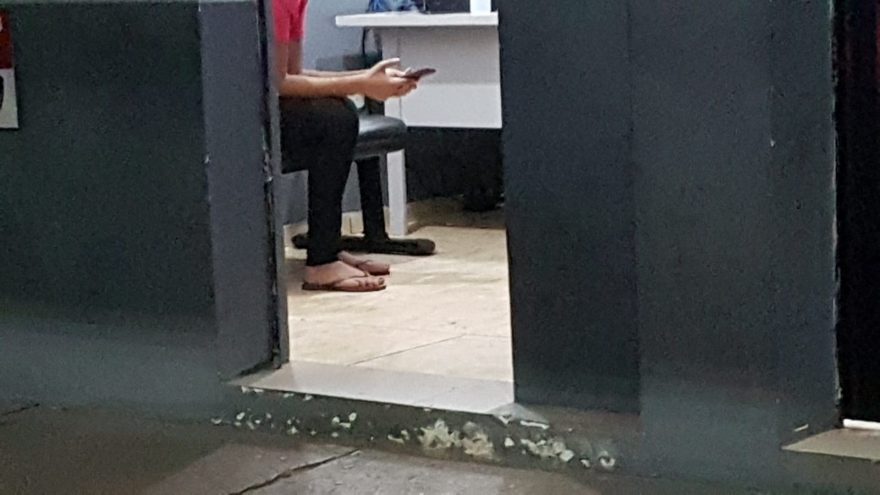 Após apanhar do companheiro, mulher vai com ele de carro até delegacia e pede ajuda