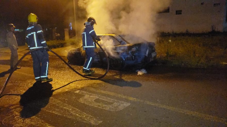 Carro fica destruído em incêndio no Santa Felicidade e chamas quase se espalham para outro veículo
