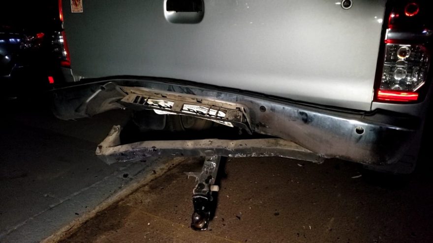 Corsa atinge Hilux estacionada e condutora é presa por embriaguez, no Coqueiral