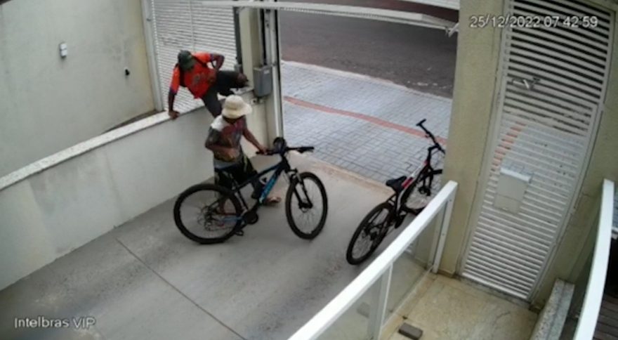 Vídeo mostra homens arrombando portão de prédio e furtando bicicletas