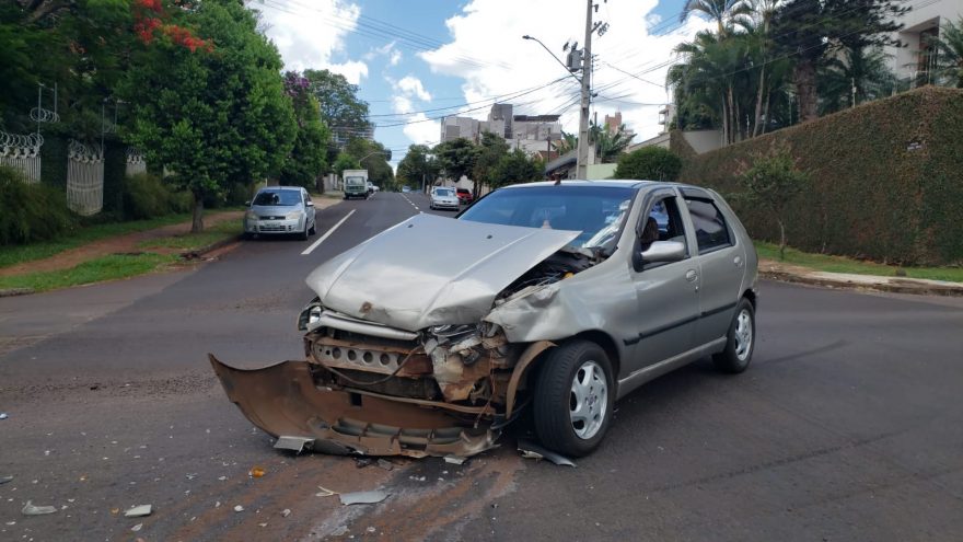 Palio e Jeep Renegade se envolvem em acidente no Centro