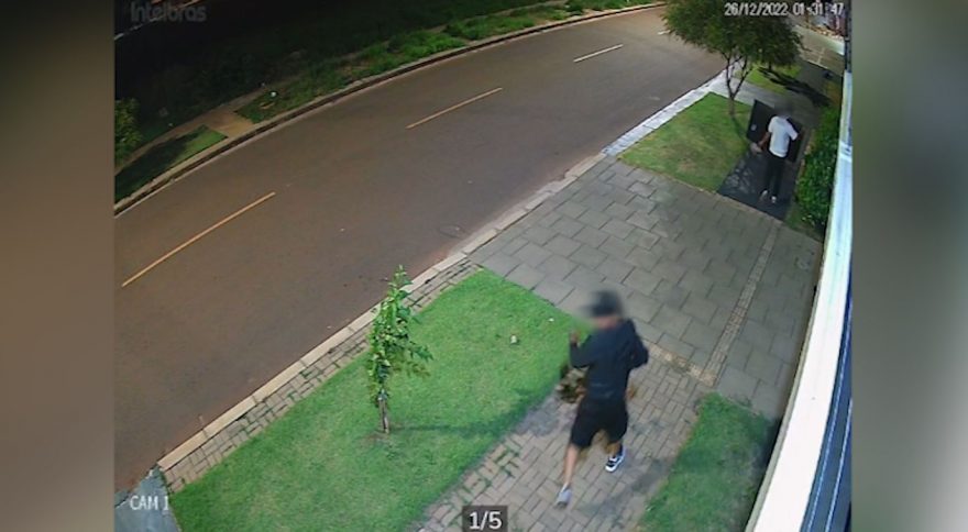 Vídeos mostram homens levando aparelho televisor de residência no Loteamento Siena