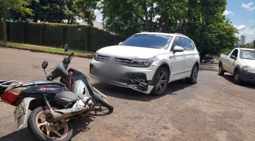 Acidente entre carro e moto é registrado no Centro