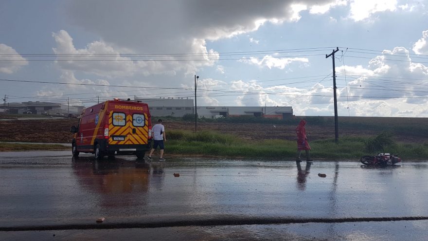 Motociclista tem suspeita de fratura na mão após sofrer queda