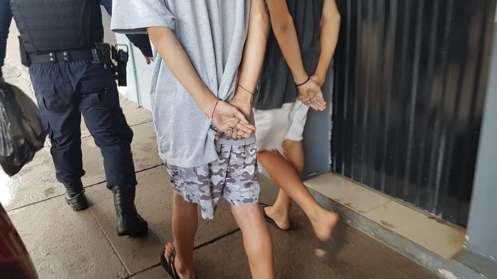 Adolescentes flagrados pichando zoológico são conduzidos para a Delegacia
