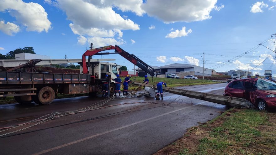 Postes derrubados são trocados após acidente de trânsito