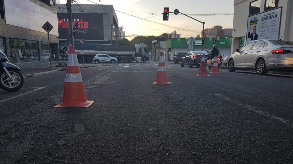Carreta carregada apresenta problemas mecânicos e prejudica trânsito na Rua Paraná