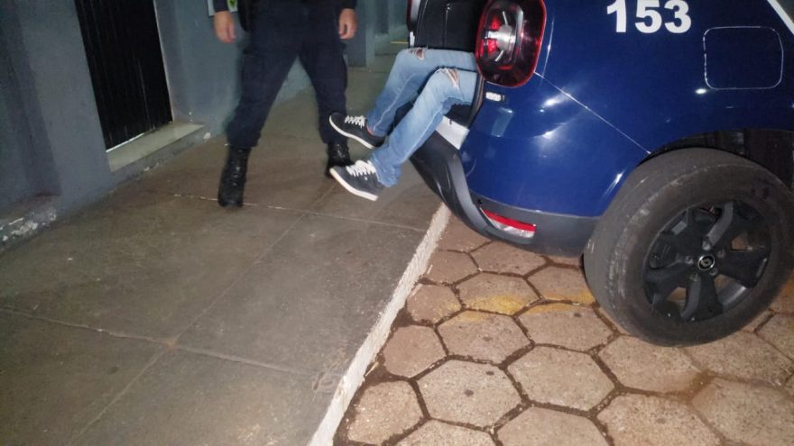 Em consulta de documentos para viajar, homem é detido com mandado de prisão em aberto