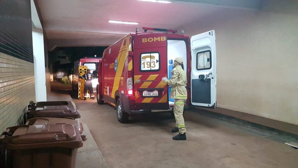 Idosa é socorrida com suspeita de fratura em fêmur ao sofrer queda de mesmo nível