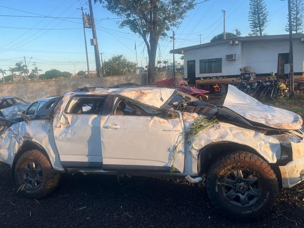 Caminhonete capota na PR-486 e quatro ficam feridos