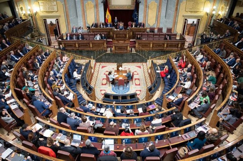 Deputados aprovam mudança de gênero para adolescentes sem autorização dos pais na Espanha