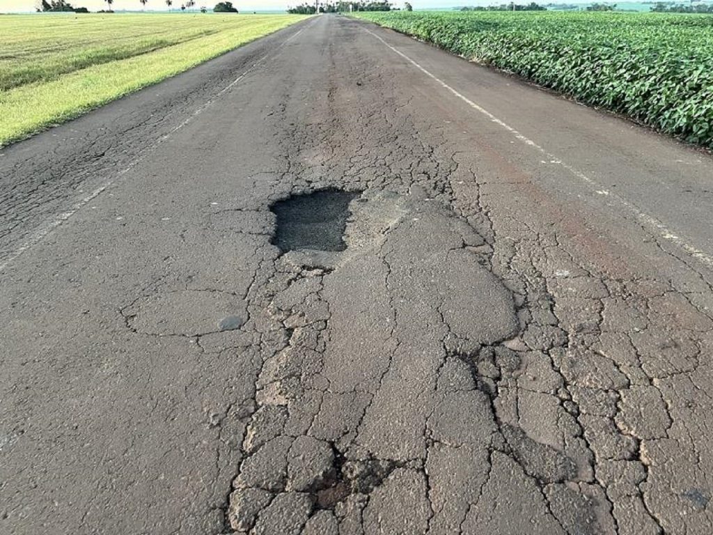 Pneus de carro estouram em rodovia com buracos e comunidade cobra melhorias, em Nova Santa Rosa